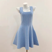 Vestido con Escote en U y Cintura Marcada — Estilo Moderno para Mujer - QueensalesOF