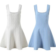 Vestido con Escote en U y Cintura Marcada — Estilo Moderno para Mujer - QueensalesOF