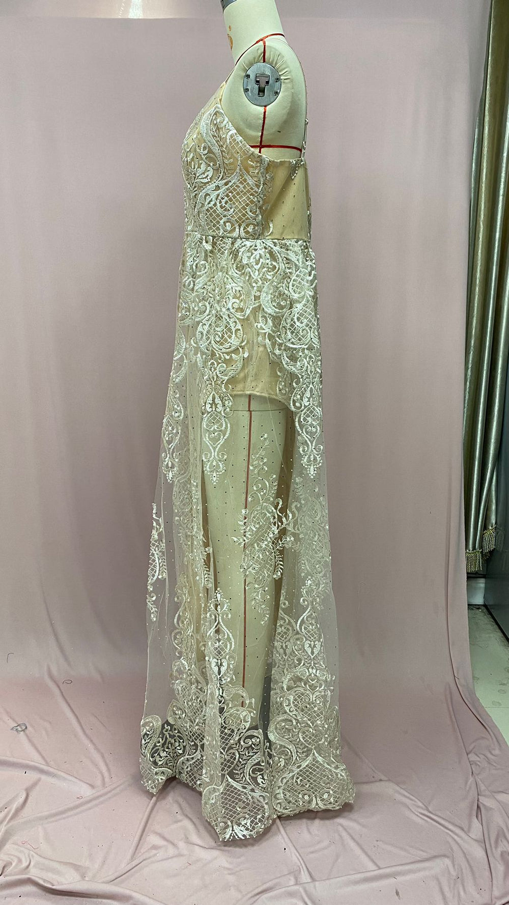 Vestido Maxi con Cutouts en Malla — Estilo Verano Sin Límites - QueensalesOF