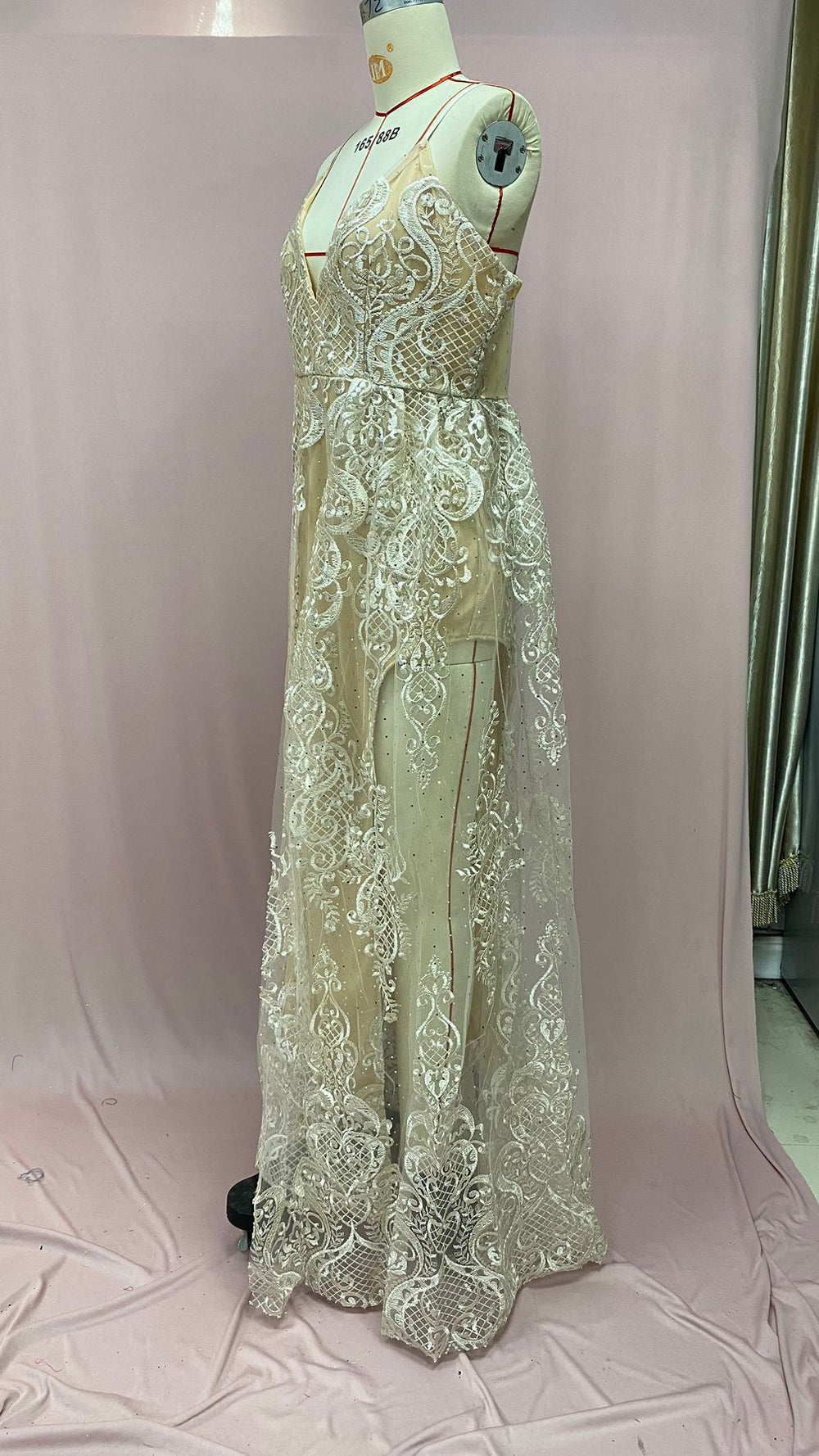 Vestido Maxi con Cutouts en Malla — Estilo Verano Sin Límites - QueensalesOF