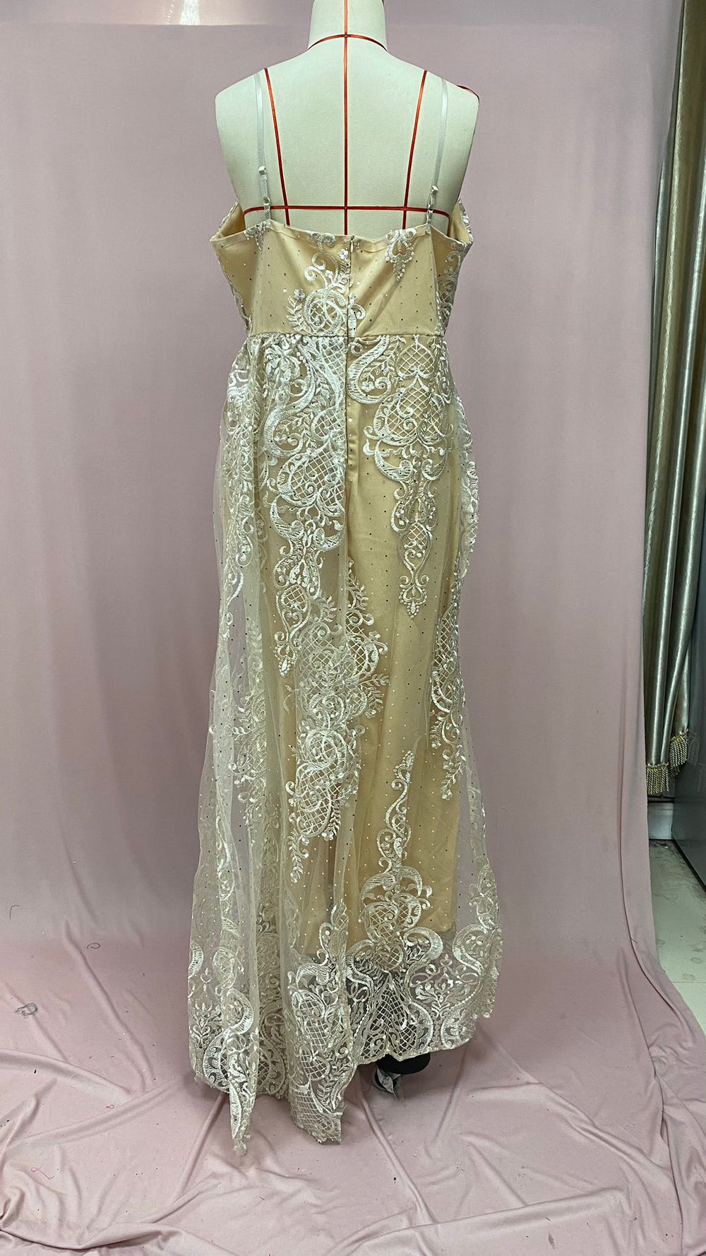 Vestido Maxi con Cutouts en Malla — Estilo Verano Sin Límites - QueensalesOF